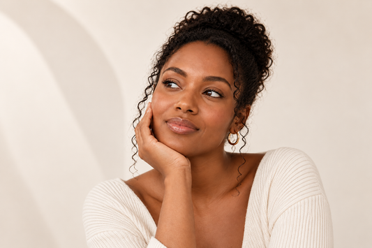 Pourquoi j’ai des boutons sur le visage ? Causes & Solutions 